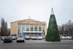 В трёх округах областного центра начался монтаж новогодних елей