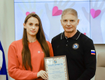 Заместитель губернатора Андрей Белостоцкий наградил волонтеров, помогающих переселенцам из приграничья