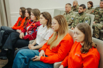 Заместитель губернатора Андрей Белостоцкий наградил волонтеров, помогающих переселенцам из приграничья