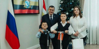 Александр Хинштейн вручил подарки ребятам из многодетной семьи - РИА Курск