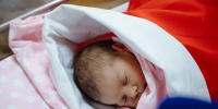 Курским мамам первых малышей нового года вручили свидетельства о рождении и фирменные подарки - ТК ТАКТ