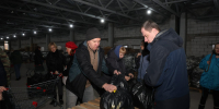 Сотрудники администрации Курска помогают формировать продуктовые наборы для переселенцев - Городские Известия