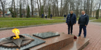Александр Хинштейн возложил в Дмитриеве цветы к воинскому захоронению - РИА Курск