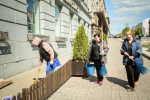 В Курске провели уборку территории возле «Центральной гостиницы»