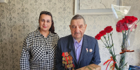 Сотрудники учреждений социального обслуживания поздравили ветеранов Великой Отечественной войны с Днем Победы - Администрация области