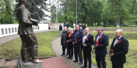 В Сеймском округе Курска возложили цветы к мемориалу «Жертвам фашизма» - Городские Известия