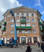Куряне возмутились зелеными балконами на доме в центре города