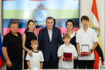 В Курске передали награды родным гвардии полковника Леонида Башкардина