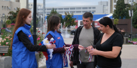 В День Государственного флага России волонтеры раздали курянам ленточки-триколоры - Администрация области