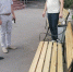 Единоросс по народной программе помог в ремонте лавочек возле кинотеатра - Единая Россия