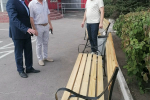 Единоросс по народной программе помог в ремонте лавочек возле кинотеатра