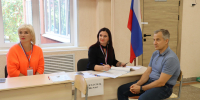 Жители Курской области продолжают посещать избирательные участки и голосовать на досрочных выборах - Городские Известия