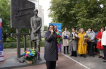 Куряне возложили цветы к памятнику Первой учительнице