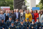 Куряне возложили цветы к памятнику Первой учительнице