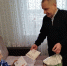 Председатель комитета социальной защиты Курска Сергей Брежнев поздравил Елену Васильевну Казакову с юбилеем. Ей исполнилось 100 лет. - Город Курск
