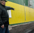 По поручению главы Курска Евгения Маслова глава Сеймского округа Олег Васильев проверил укладку фрезерата в районе дома 83а по улице ПЛК. - Город Курск