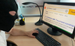 Орловчанка спрятала в булки золотые монеты и передала их мошенникам