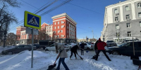 К борьбе со снегом в Курске присоединились и чиновники областной администрации - Курские Известия