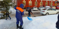 Курские спасатели вышли на уборку снега - Kursk.Com