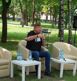 Дмитрий Губерниев в Курске сыпал шутками и спел в Парке пионеров