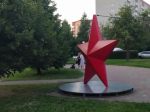 Установленный ранее около автобусной остановки «Гостиница „Центральная“» арт-объект «Звезда» перенесли в сквер по ул. Звездной, что в Северо-Западном микрорайоне Курска.