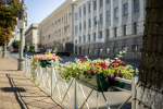 В Курске дорожные ограждения украшают термочашами с цветами