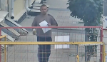 В Курске камеры зафиксировали расклейщика объявлений на улице Ленина